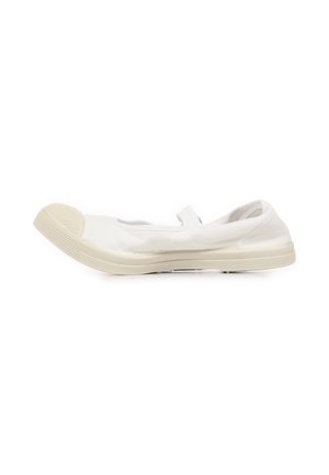 Chaussure Mary Jane en toile blanche avec semelle en caoutchouc beige et bout renforcé, vue en profil sur fond blanc.