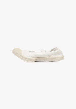 Chaussure Mary Jane en toile blanche avec semelle en caoutchouc beige et bout renforcé, vue en profil sur fond blanc.