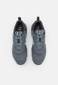 Grå mesh sneakers med ton-i-ton snørebånd og sorte accenter. Udstyret med hvidt logo og polstret sål. Løkke ved hælen for nem påtagning.