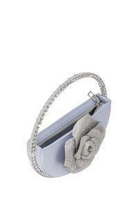 Borsa in satin azzurro con manico decorato da strass argentati e una rosa in perline argentate sulla parte anteriore. Chiusura con zip.