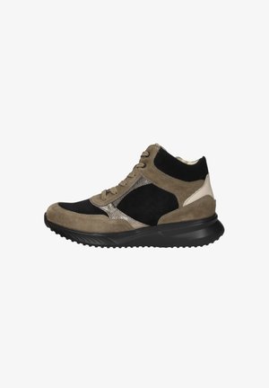 High-Top-Sneaker mit schwarzen, braunen Wildleder- und beigen Lederpaneelen, schwarzer Sohle und braunen Schnürsenkeln, von der rechten Seite gesehen.