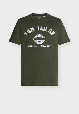 Olivegrünes Baumwoll-T-Shirt mit Rundhalsausschnitt, versehen mit weißem und marineblauem Schriftzug "TOM TAILOR PREMIUM QUALITY" und dekorativen Akzenten.