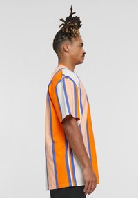 Karl Kani SMALL SIGNATURE STRIPE - Potiskana majica - orange apricot off white