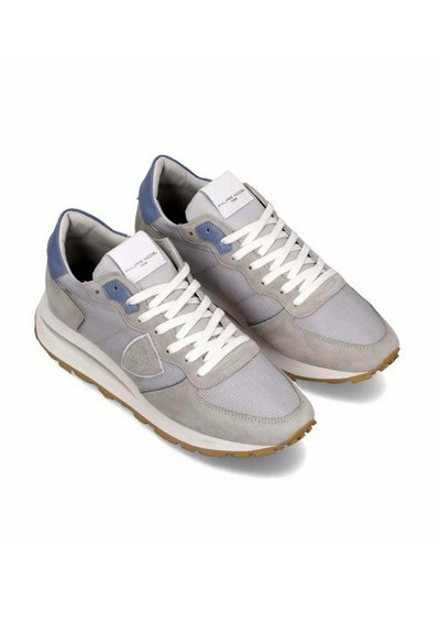 Baskets de sport avec un upper en mesh gris et en daim, des lacets blancs et des accents bleus. Comprend une semelle en caoutchouc texturé pour une meilleure adhérence.