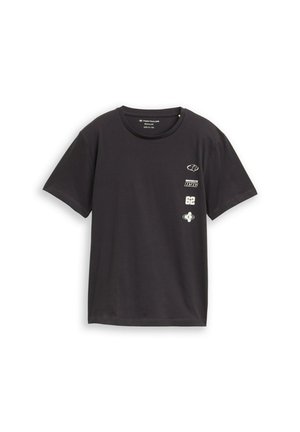 Zwart T-shirt met korte mouwen en ronde hals, met kleine witte tekst 'Brooklyn 1986' en het nummer '62' op de linkerborst.