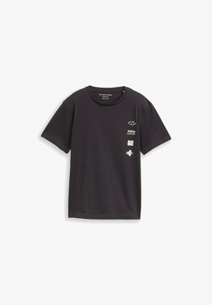 Tricou negru cu mânecă scurtă și guler rotund, cu un mic text grafic alb "Brooklyn 1986" și numărul "62" pe partea stângă a pieptului.