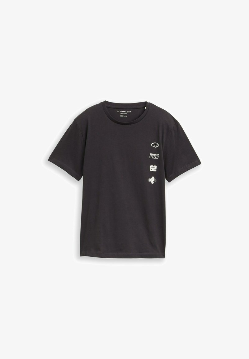 T-shirt noir à manches courtes avec col rond, petit texte graphique blanc "Brooklyn 1986" et numéro "62" sur le côté gauche de la poitrine.