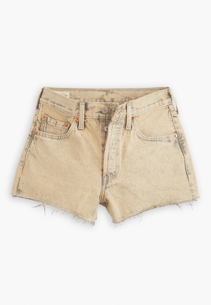 Short en denim beige avec ourlets effilochés, fermeture à boutons sur le devant, passants de ceinture et cinq poches, posé à plat sur fond blanc.
