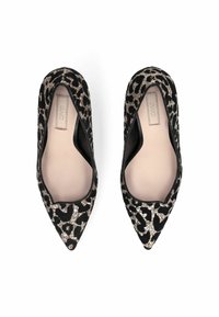 Ballerines imprimé léopard avec un bout pointu, présentant un tissu noir orné de paillettes dorées et argentées, et une semelle intérieure beige lisse.