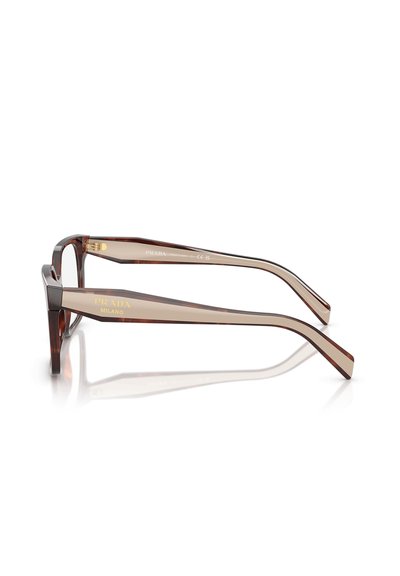 Occhiali da vista in acetato marrone con aste trasparenti, con la scritta dorata "PRADA MILANO" sulle stanghette. Linea elegante e forma rettangolare.