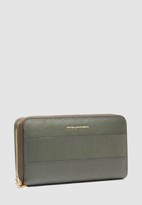 Portafoglio in pelle verde con finitura texturizzata, chiusura con zip e dettagli in oro. Caratterizzato da strisce orizzontali e un logo sulla parte anteriore.
