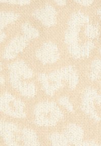 Tessuto con stampa leopardata in un colore beige chiaro, caratterizzato da un aspetto tessuto e testurizzato con sottili riflessi lucidi sparsi.
