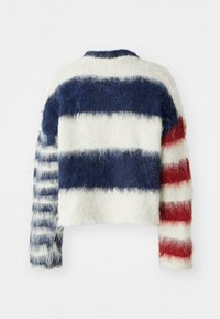 Gestreepte trui met een fluffy textuur, gekenmerkt door horizontale strepen in marineblauw, rood en wit. Verkorte ontwerp met een ronde halslijn.