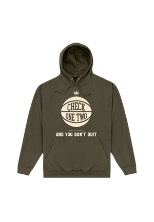 Ciemnozielona bluza z kapturem z przednią kieszenią, z beżową grafiką koszykarską, koroną u góry i napisami "CHECK ONE TWO" oraz "AND YOU DON'T QUIT."
