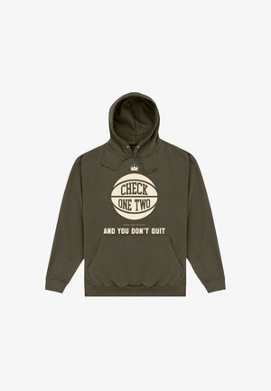 Dunkelgrüner Hoodie mit Fronttasche, mit beiger Basketball-Grafik, Krone darüber und den Texten "CHECK ONE TWO" und "AND YOU DON'T QUIT."