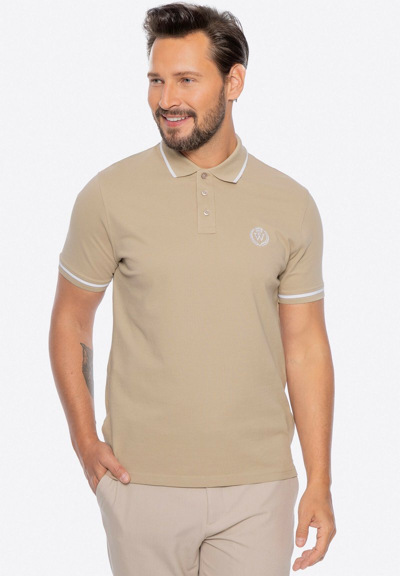 Béžový polo shirt s texturovaným povrchem, se třemi knoflíky na průramku, bílým lemem na límci a rukávech a logem na hrudi.