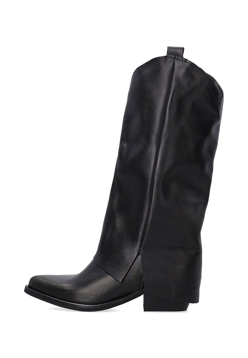 Czarne skórzane kozaki za kolano z szpiczastym czubkiem, gładką fakturą i zwężającym się obcasem. Posiadają podzielony design u góry dla podkreślenia stylu.