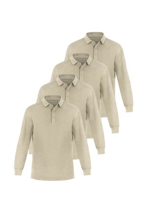 Vier beige langärmlige Poloshirts mit Kragen und Drei-Knopf-Leisten, in versetzter Reihe auf weißem Hintergrund angeordnet.