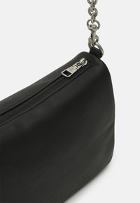 Borsa a spalla in pelle nera con chiusura a zip e tracolla in metallo argentato. Presenta una superficie liscia e un design minimalista.
