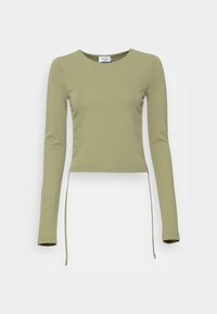 Pitkähihainen crop-top oliivinvihreänä, pehmeästä kankaasta, jossa on pyöreä pääntie ja säädettävä nauha helmassa istuvan ilmeen saavuttamiseksi.