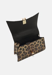 Borsa sintetica con stampa leopardo, con un interno nero, chiusura in oro e un design elegante e strutturato. Aperta per rivelare il vano interno.