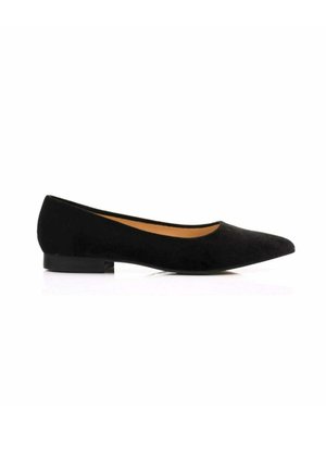 Bailarina de ante negra con punta afilada, tacón bajo y forro interior suave. Presenta un diseño sin costuras y textura mate.