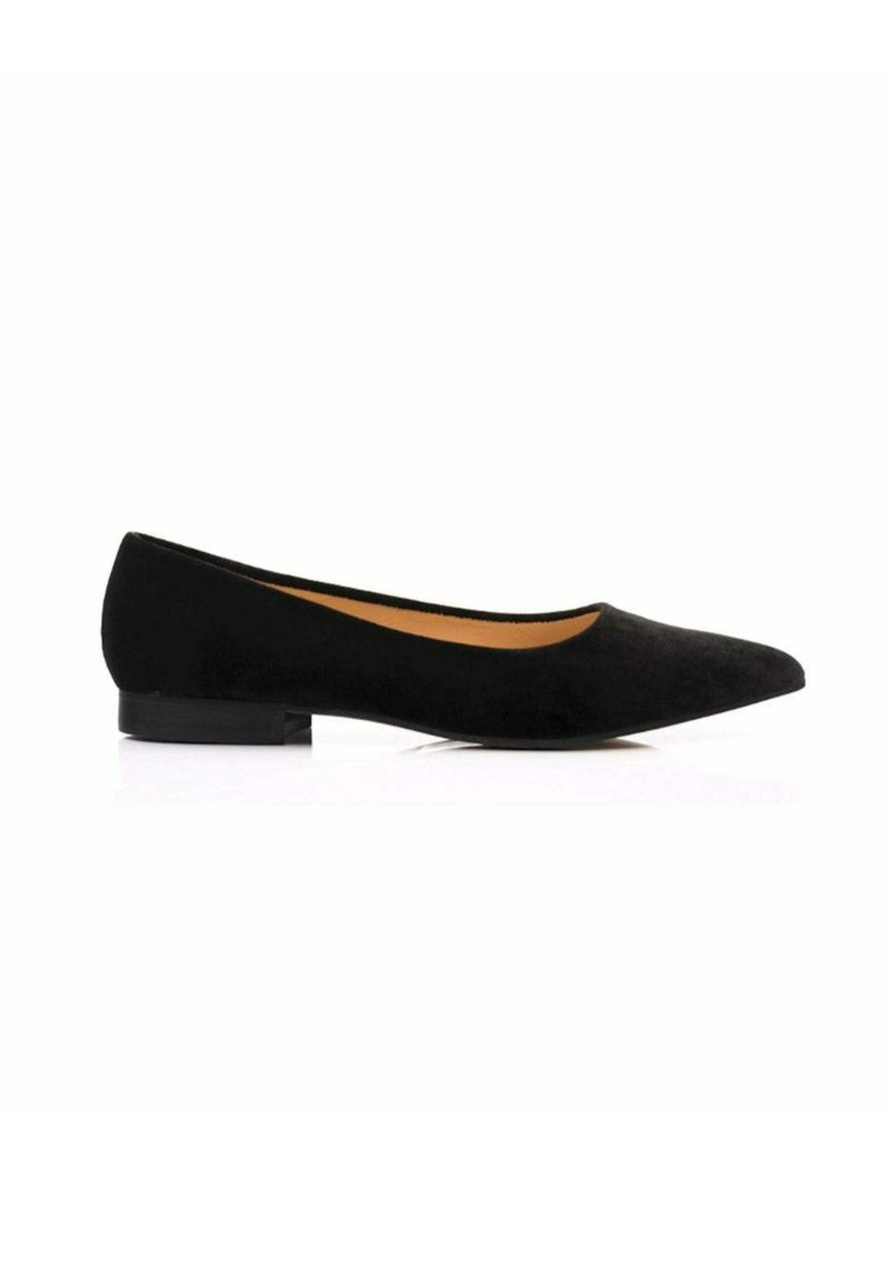 Bailarina de ante negra con punta afilada, tacón bajo y forro interior suave. Presenta un diseño sin costuras y textura mate.