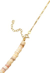 Gouden ketting met ronde crèmekleurige en beige kralen, met een sluiting en een verstelbare kettinglengte. De textuur van de kralen varieert in grootte.