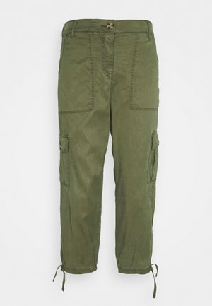 Pantaloni cargo verde oliva con molteplici tasche, polsini regolabili e chiusura frontale con bottoni. Realizzati in tessuto leggero con una consistenza morbida.