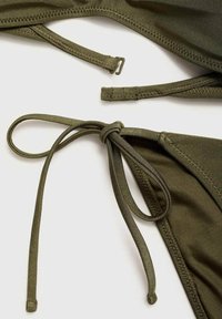 Top bikini verde oliva con spalline regolabili, texture liscia e chiusura a laccio. Presenta una forma triangolare classica e cuciture pulite.