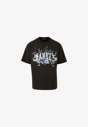 Fekete pamut póló, amelyen színes grafikai mintázat látható jégkorongozókról és a "MARKET" felirat vastag fehér betűkkel.