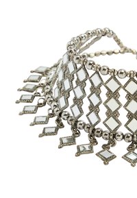 Bransoletka w srebrnym odcieniu z lustrzanymi w kształcie diamentu, kulistymi koralikami i misternymi detalami na metalowych akcentach. Odbijające powierzchnie w całej bransoletce.