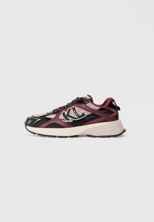 Sport sneakers i svart, burgunder og krem. Har pusterett mesh-overdel, tykk gummisåle og fremtredende logo på siden.