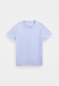 Helles lila Baumwoll-T-Shirt mit Rundhalsausschnitt, kurzen Ärmeln und einem kleinen gelben gestickten Logo auf der linken Brust. Glatte Textur.