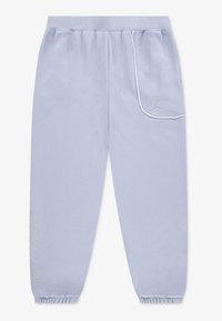 Jasnoniebieskie spodnie dresowe uszyte z miękkiego materiału, z elastycznym pasem, ściągaczami na kostkach oraz boczną kieszenią z haftowanym logo.