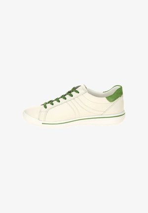 Baskets basses blanches avec lacets verts, languette talon verte et bande verte sur la semelle, avec des détails côtés cousus.