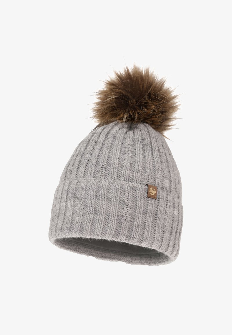 Beanie grigia in maglia con texture a coste, pom pom in pelliccia sulla parte superiore e una piccola etichetta logata marrone sul lato.