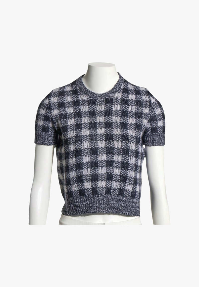 Pull court en maille avec motif à carreaux bleu marine et blanc présenté sur un buste de mannequin blanc.
