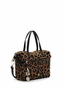 Väike ristkülikukujuline käekott, pruunide ja mustade leopardimustriga, mustade sangadega, esiküljel lukuga tasku ja metallist brändisümbolitega.