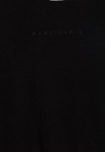 Čierny pletený sveter s textúrovaným povrchom. Na prednej strane sa nachádza jemne vyrazený názov značky "MARCIELA G" a biely golier.