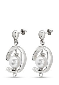 Pendientes colgantes en tono plateado con aretes ovalados y marcos curvados abiertos, cada uno sosteniendo una gran perla blanca en el centro.