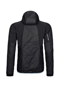 Schwarze isolierte Jacke mit Kapuze; zeichnet sich durch eine gesteppte Textur und schräg verlaufende Nähte aus. Logo am Ärmel, kontrastierender hellblauer Futter am Saum.