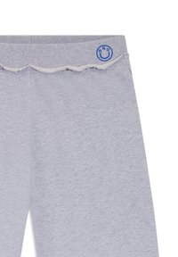 Παντελόνια με ελαστική μέση σε ανοιχτό γκρι ριμπ ύφασμα, με μικρό μπλε λογότυπο "HGO" σε σχήμα χαμογελαστής φατσούλας στην πάνω δεξιά πλευρά της μέσης.