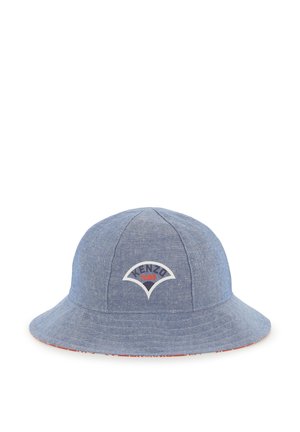 Chapeau seau en denim bleu avec un patch logo rouge et blanc à l'avant, doté d'une bande intérieure rouge contrastante. Texture douce, forme classique.