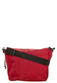 Bolso de hombro rojo hecho de material de lona, con una correa ajustable negra, cierre de cremallera y un bolsillo lateral con cremallera para almacenamiento adicional.