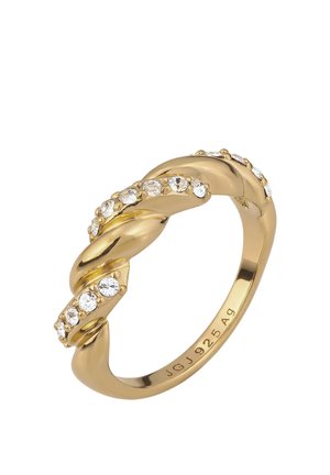 Goldener, verdrehter Bandring mit eingelassenen klaren runden Kristallen und eingraviertem Text "JGJ 925 Ag" auf der Innenseite des Rings.