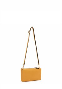 Borsa a tracolla rettangolare gialla in pelle con finitura testurizzata, tracolla nera a contrasto e hardware in tono oro. Presenta una chiusura superiore con zip.