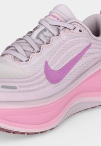 Ανοιχτό ροζ και λεβάντα τρέξιμο παπούτσι Nike με πλέγμα ανώτερο, κλείσιμο με κορδόνια και παχιά μαξιλαρωμένη σόλα.