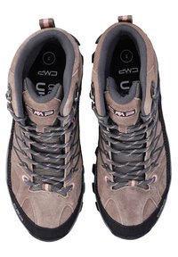 Braune Wildlederschuhe mit schwarzen Gummisohlen, verstärkter Zehenkappe, grauem Netzfutter und grauen Schnürsenkeln mit pinken Akzenten. Größe 38 angegeben.