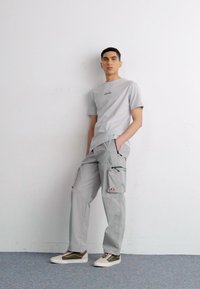 Ellesse SQUADRON PANT - Cargobukse - light grey